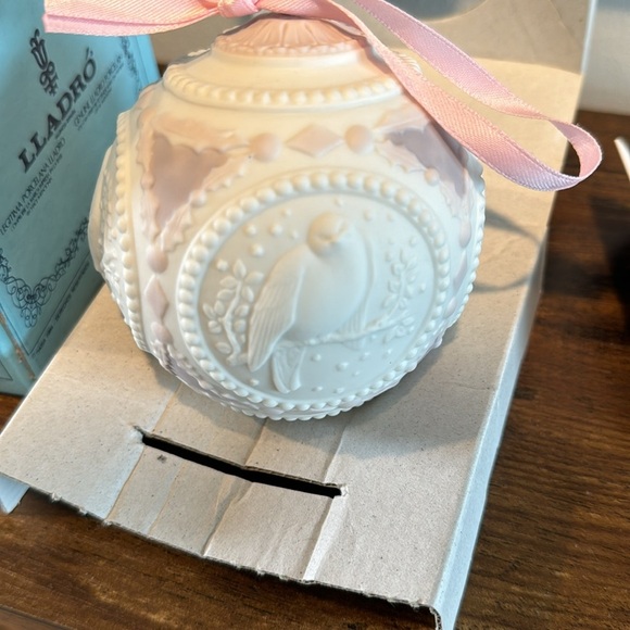 Lladro Bola Navidad Christmas Ornament in Box #5656 Dated 1989 Pink/White Ball - Picture 4 of 8